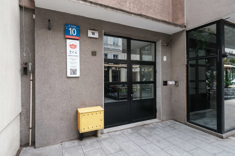 Wejście do budynku. Uczestnicy kursów języka japońskiego otrzymują kod do domofomu.