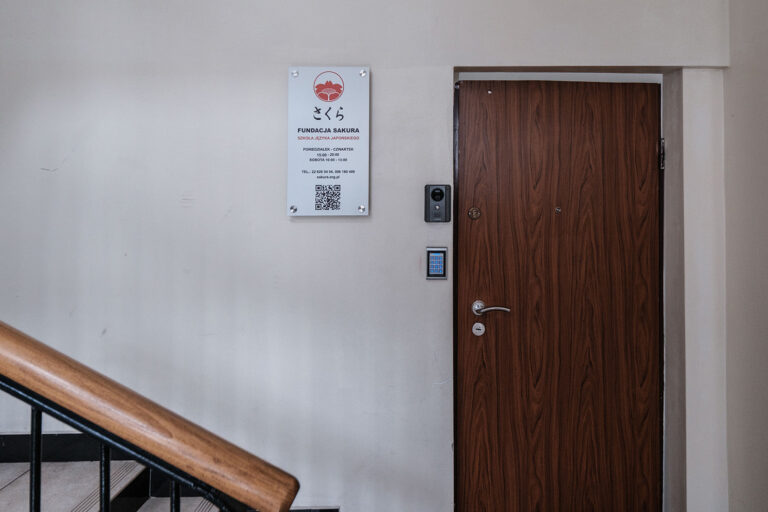 Studenci do szkoły wchodzą za pomocą kodu.